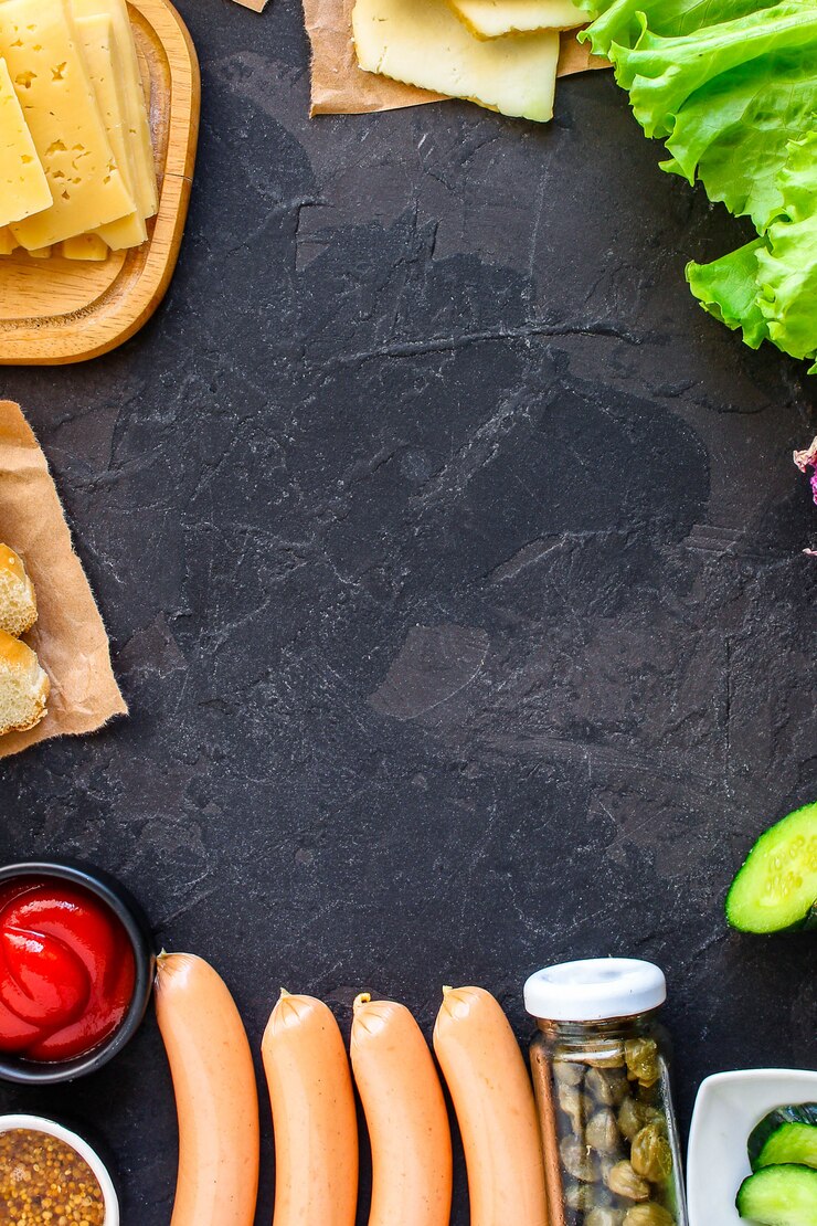 Foto comida ao ar livre na mesa salsichas, molhos, ketchup, verduras, salada, pão, legumes