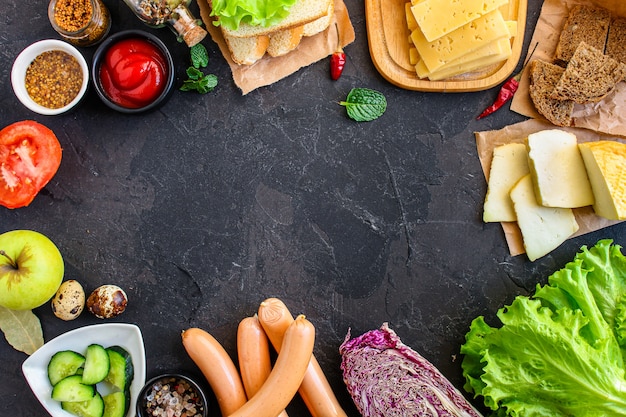 Comida ao ar livre, vários alimentos na mesa