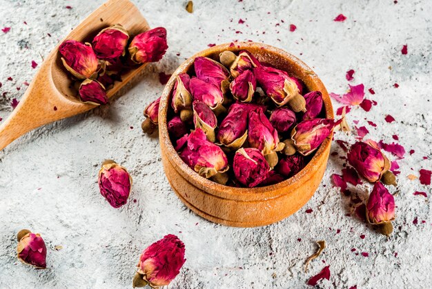 Comida árabe, do Oriente Médio. Chá de ervas com botões de rosa