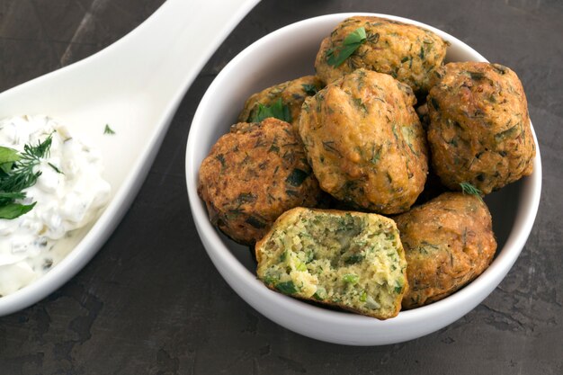 Comida árabe, falafel. Bolas de garbanzos fritos.