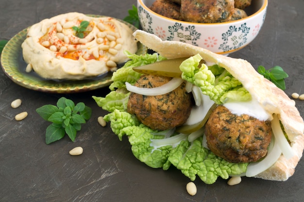 Comida árabe. hummus e falafel em um fundo cinza.