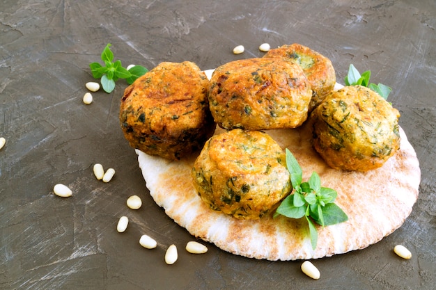 Comida árabe. hummus e falafel em um fundo cinza.