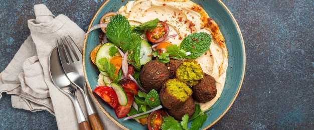 Foto comida árabe del medio oriente con hummus de falafel frito