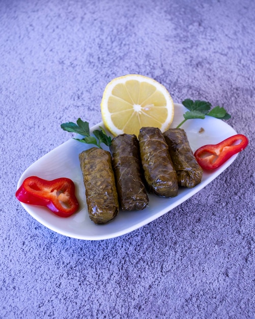 Foto comida árabe o del medio oriente y varias hojas de uva rellenas de mezze yaprak sarma