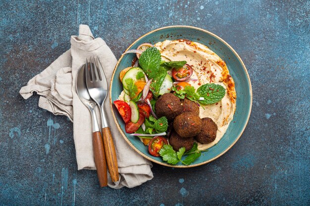 Comida árabe de Oriente Medio con ensalada de verduras hummus de falafel frito