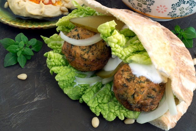 Comida arabica. Hummus y falafel sobre un fondo gris.