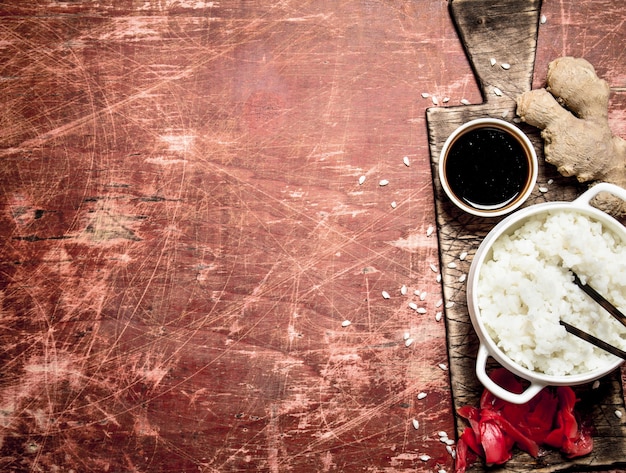 Comida asiática. Arroz con salsa de soja y jengibre encurtido. Mesa de cocina japonesa.