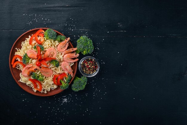 Comida asiática com frutos do mar e legumes Camarão brócolis páprica especiarias Vista superior Espaço livre para texto