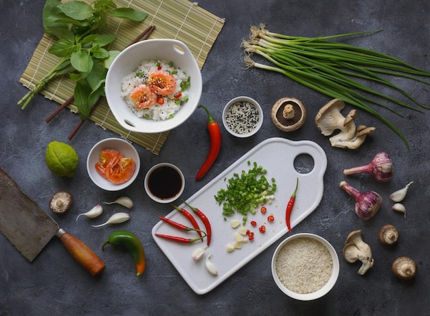 Comida asiática em fundo escuro, durante a preparação, arroz Wok com camarões e cogumelos