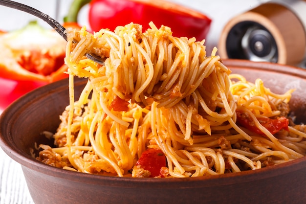 Comida asiática hecha de fideos de arroz, tofu, vegetales y hongos shiitake. Comida tradicional de la cocina oriental.