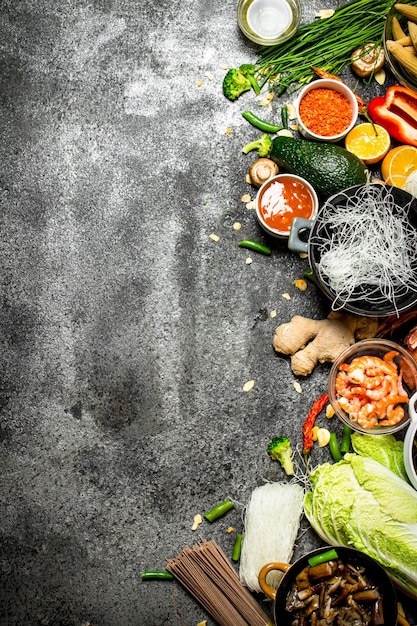 Comida asiática Ingredientes frescos para cozinhar comida chinesa em um fundo rústico