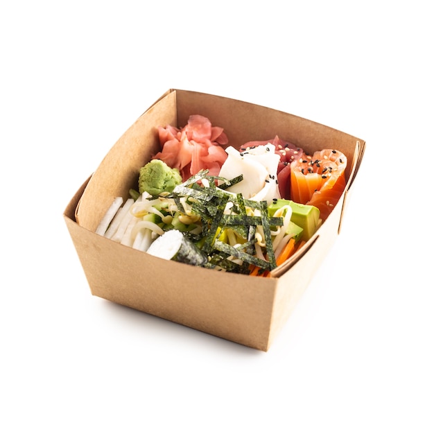 Comida asiática japonesa en una caja de papel reciclado aislado sobre fondo blanco. Concepto de envasado de alimentos orgánicos.