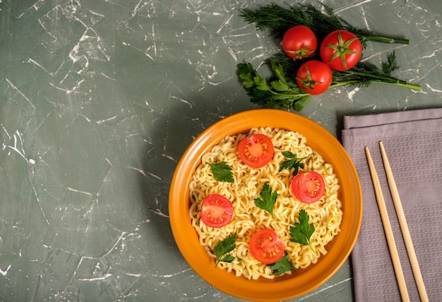 Comida asiática. macarrão com tomate e ervas. comida rápida.