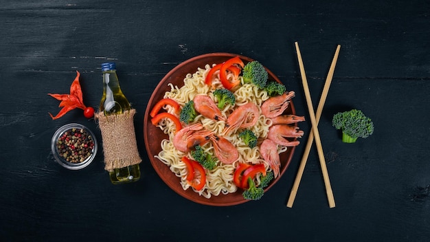 Comida asiática con mariscos y verduras Camarones brócoli pimentón especias Vista superior Espacio libre para texto