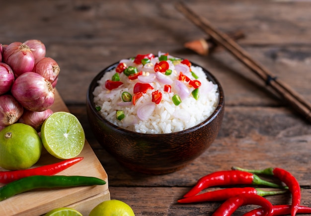 Foto comida asiática picante de arroz de cejas con verduras y chopstic en madera