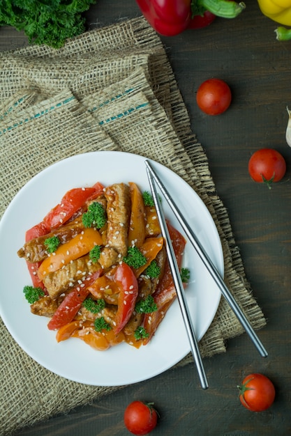 Comida asiática con pimiento rojo y semillas