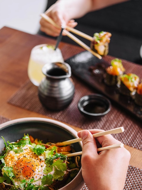 Comida asiática ramen vista de cima
