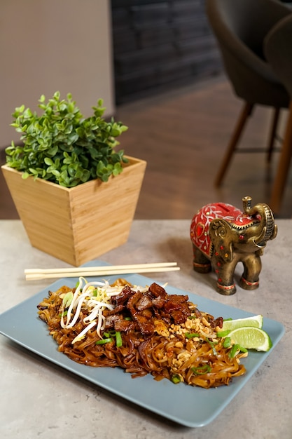 Comida asiática en un restaurante