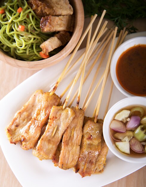 Comida asiática - Satay de cerdo con salsa de maní