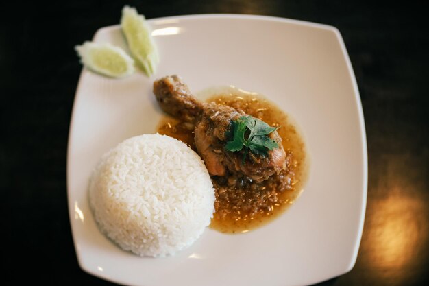 Comida asiática tailandesa. Pollo al horno con arroz