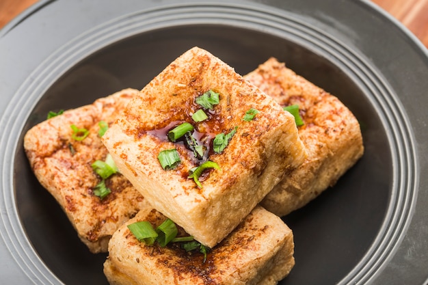 Comida asiática tofu a la parrilla y salsa de soja