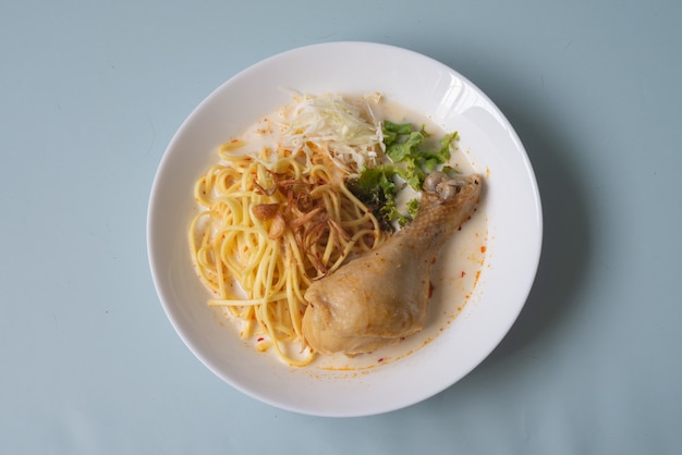 Comida asiática tradicional fideos picante Laksa sopa de pasta de curry blanco con pollo y verduras de Tailandia o Malasia o Singapur