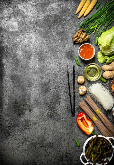Comida asiática. Uma variedade de ingredientes para cozinhar comida chinesa ou tailandesa em um fundo rústico.
