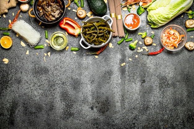 Comida asiática. Una variedad de ingredientes para cocinar comida china o tailandesa sobre un fondo rústico.