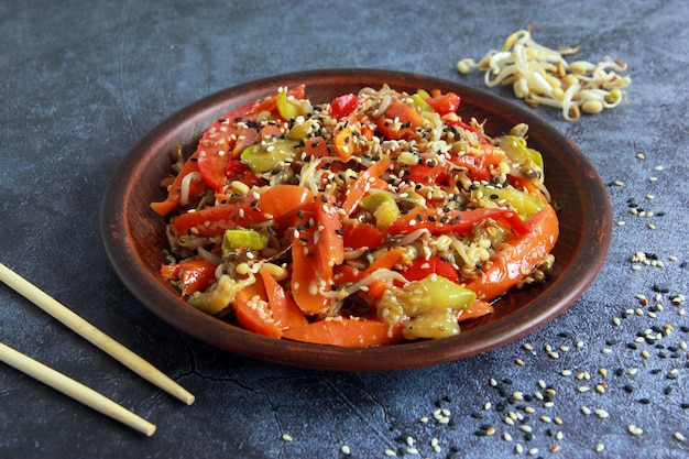 Comida asiática: verduras salteadas chinas con semillas de sésamo y brotes de frijol mungo