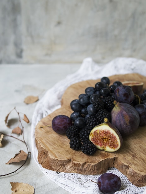 Comida azul e roxa. amoras, uvas, ameixas, mirtilos, figos