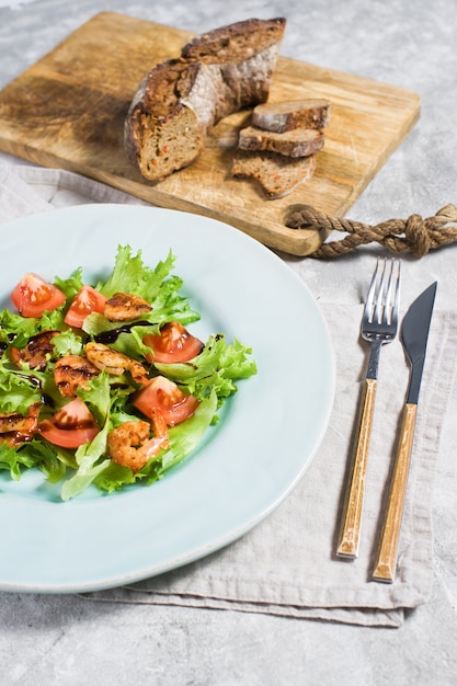 Comida balanceada saludable, ensalada verde con camarones a la parrilla.