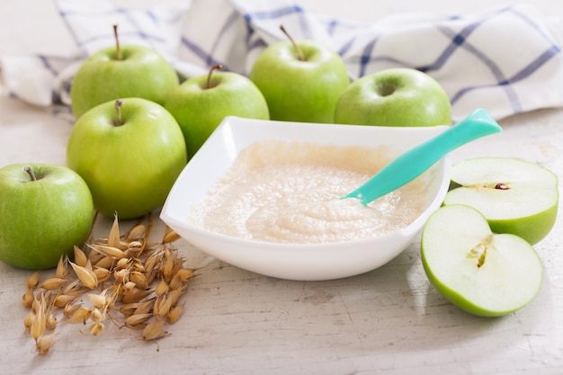 Comida para bebés Cuenco de gachas de avena con manzanas frescas