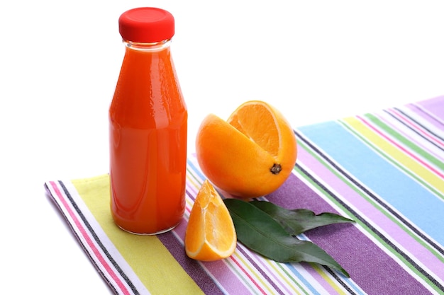 Comida para bebés con naranja aislado en blanco