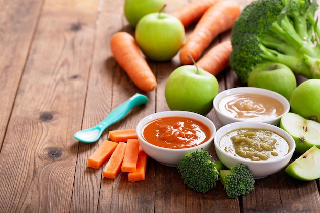 Comida para bebés Varios cuencos de puré de frutas y verduras