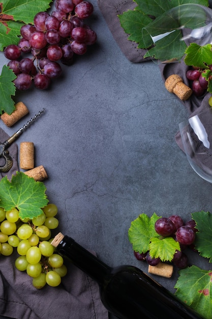 Comida y bebida cosecha otoño otoño concepto Cata de vinos degustación tarjeta de invitación con símbolos botella de vid de uva vasos sacacorchos Copia espacio fondo negro