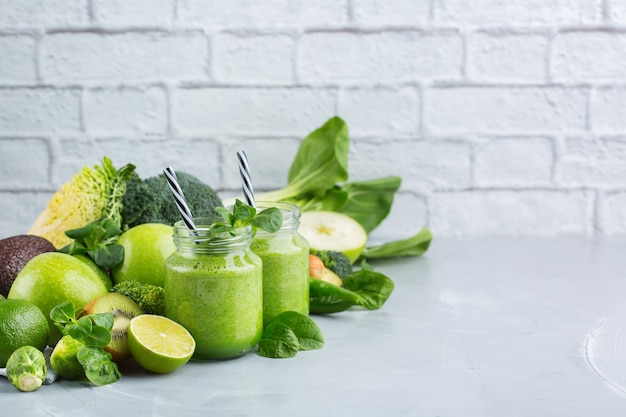 Comida y bebida, dieta y nutrición saludables, estilo de vida, vegano, alcalino, concepto vegetariano. Batido verde con ingredientes orgánicos, verduras en una mesa de cocina moderna. Copiar el fondo del espacio