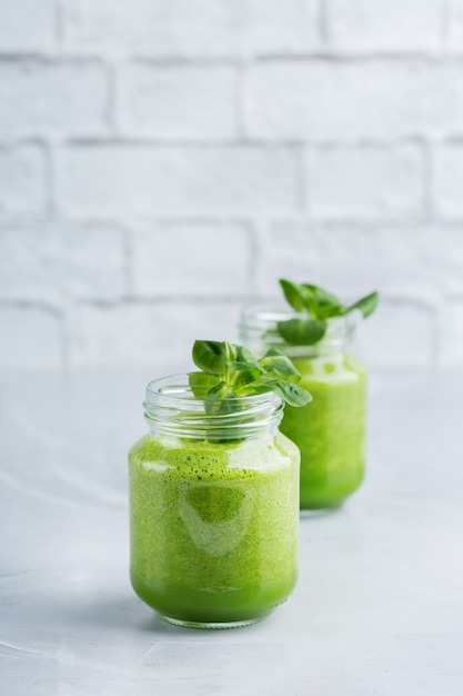 Comida y bebida, dieta y nutrición saludables, estilo de vida, vegano, alcalino, concepto vegetariano. Batido verde con ingredientes orgánicos, verduras en una mesa de cocina moderna. Copiar el fondo del espacio