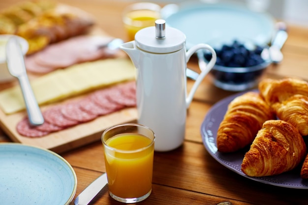 Foto comida y bebidas concepto taza de café y un vaso de jugo de naranja en la mesa de madera en el desayuno