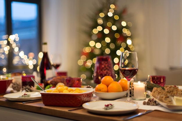 comida y bebidas en la mesa de Navidad en casa