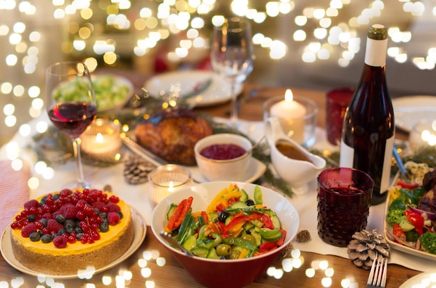 comida y bebidas en la mesa de Navidad en casa