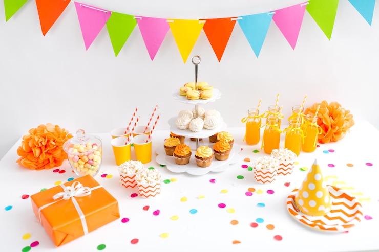 Foto comida, bebidas y regalos de cumpleaños en la fiesta