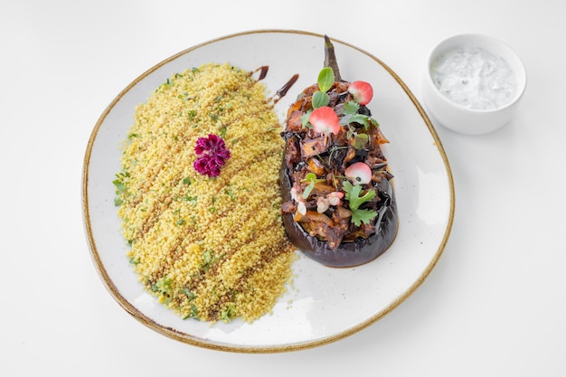 Comida de berenjena marroquí servida en un plato aislado en la vista superior de fondo gris