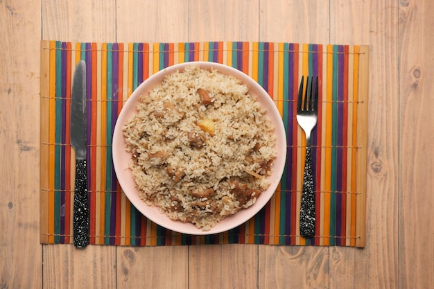 Comida de biryani de cordero en un plato sobre la mesa