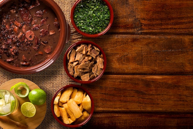 Comida brasileira de feijoada. vista do topo