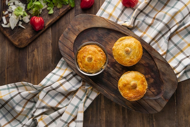 Foto comida brasileira em tabuleiro de madeira plano