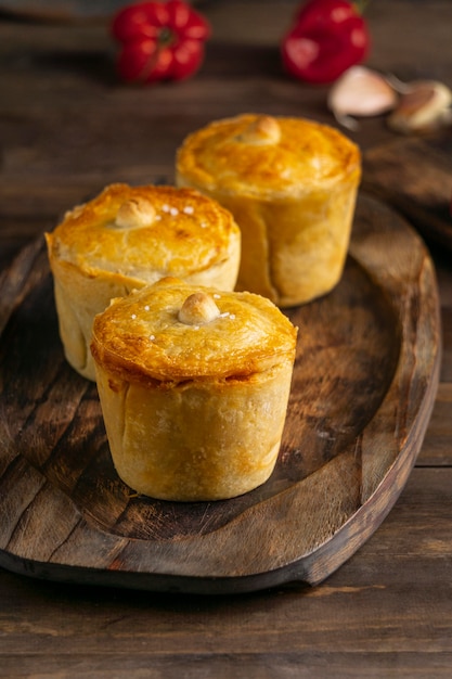 Comida brasileña en ángulo alto de tablero de madera