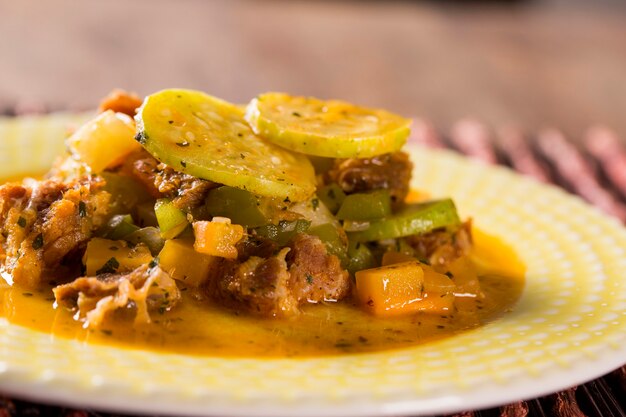 Foto comida brasileña. carne seca con maxixe. maxixada