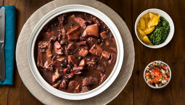 Comida brasileña de feijoada. Vista superior.