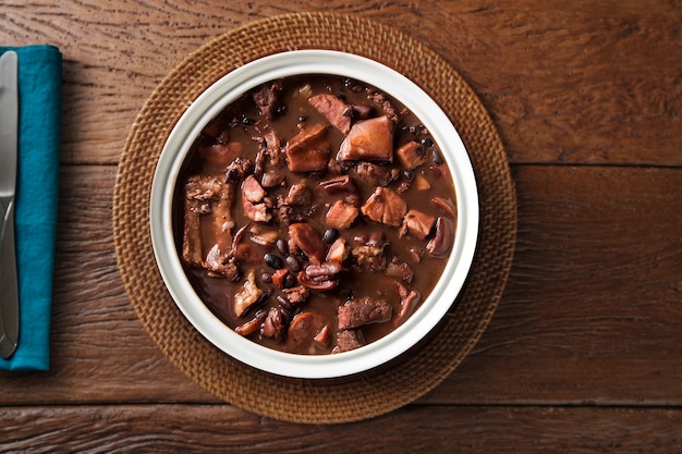 Comida brasileña de feijoada. Vista superior.