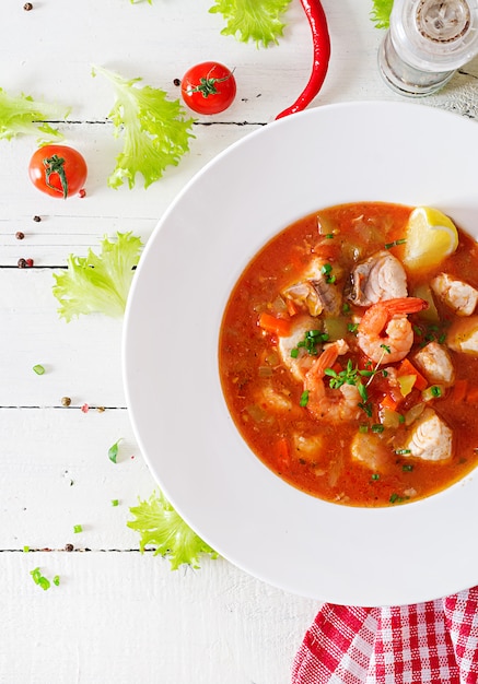 Comida brasileña: Moqueca capixaba de pescado y pimientos en salsa de coco picante